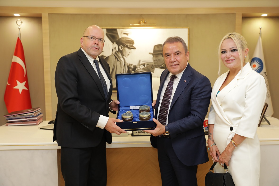 Letonya Büyükelçisi Elferts Başkan Böcek’i ziyaret etti