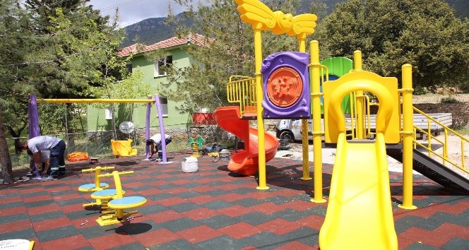 Kaş Belediyesinden çocuklara oyun parkı