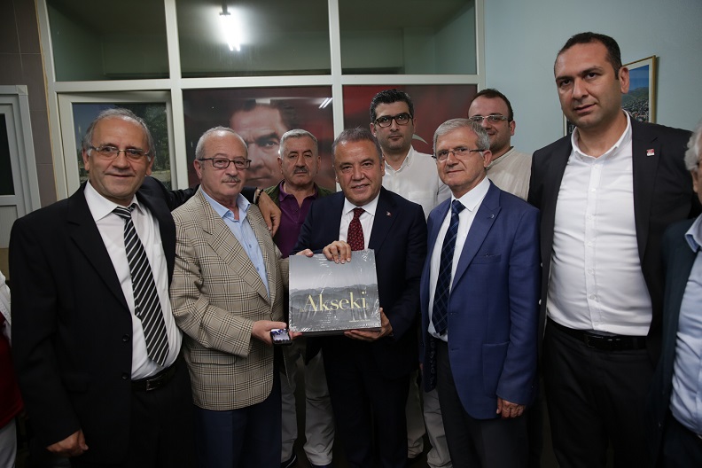 Başkan Böcek İstanbul’da Antalyalı hemşehrileri ile buluştu
