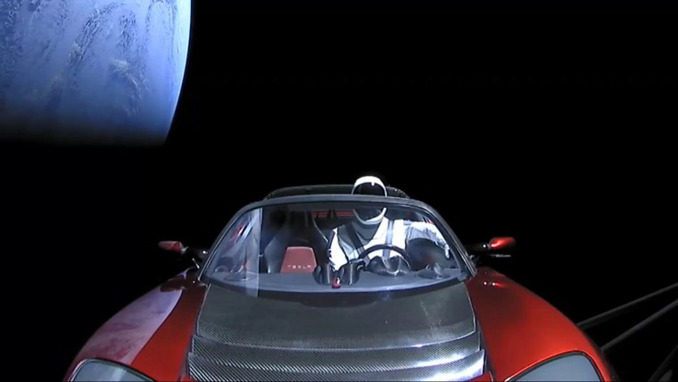 Elon Musk'ın Uzaya Gönderdiği Tesla, Güneş Etrafındaki İlk Turunu Tamamladı