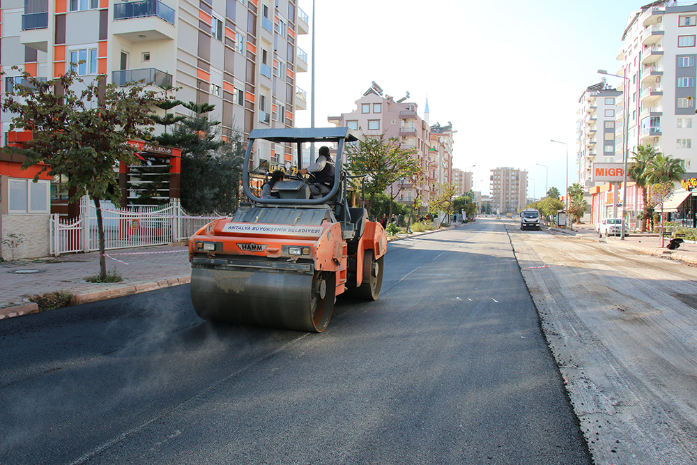 Konyaaltı’ndaki 32. Cadde’nin asfaltı yenilendi